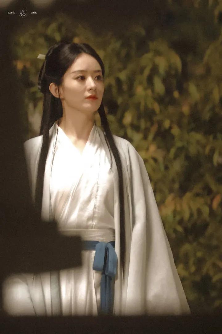 赵丽颖早期出演陈晓版神雕侠侣，撑伞出场很惊艳，还吻了陈晓