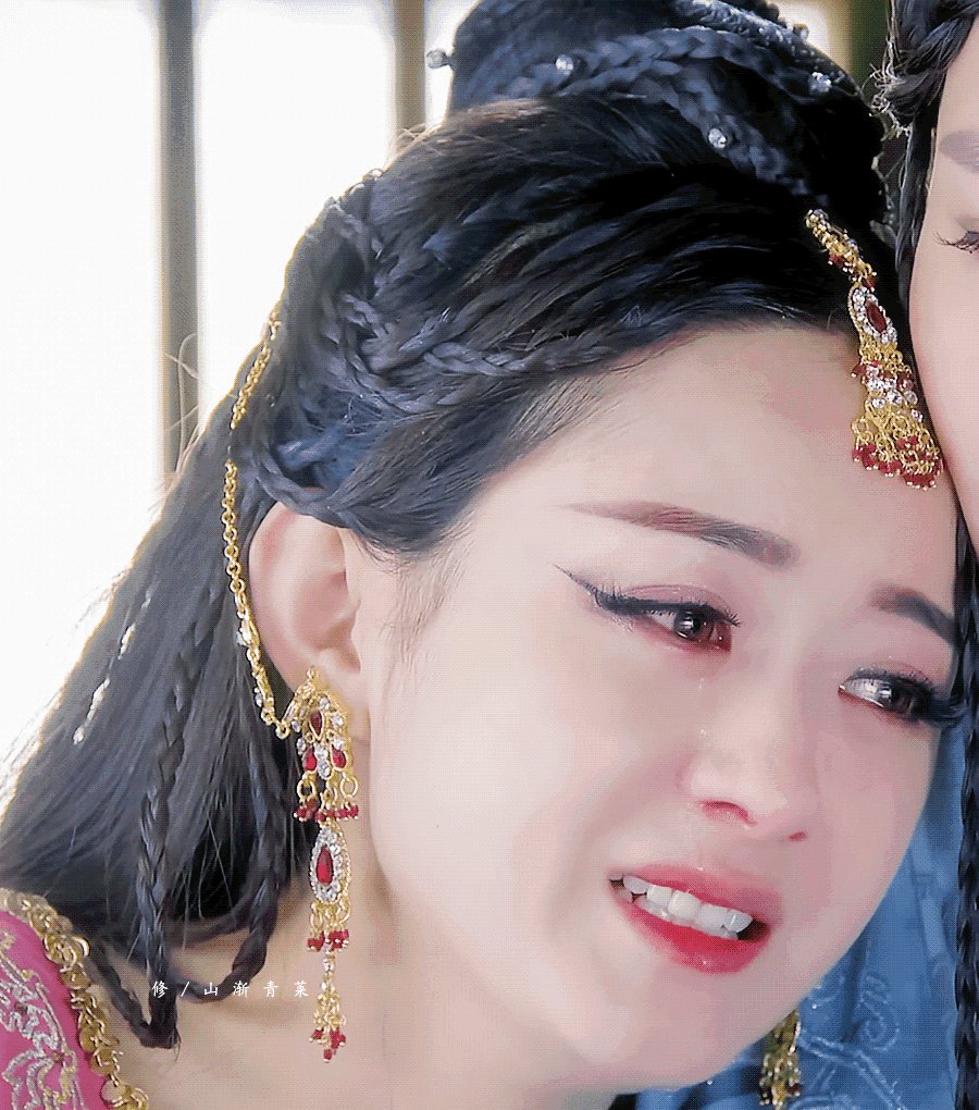 赵丽颖早期出演陈晓版神雕侠侣，撑伞出场很惊艳，还吻了陈晓