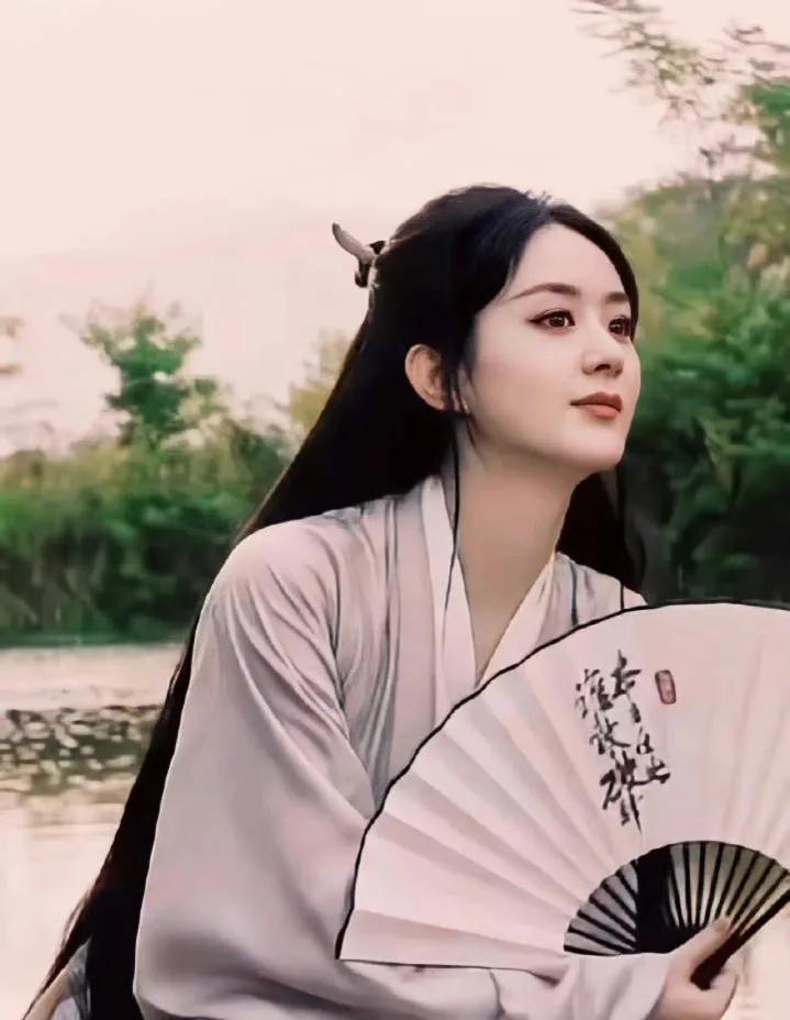 赵丽颖早期出演陈晓版神雕侠侣，撑伞出场很惊艳，还吻了陈晓