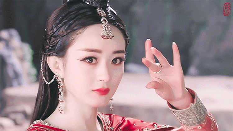 赵丽颖早期出演陈晓版神雕侠侣，撑伞出场很惊艳，还吻了陈晓