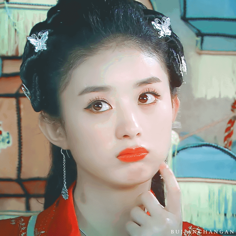 赵丽颖早期出演陈晓版神雕侠侣，撑伞出场很惊艳，还吻了陈晓