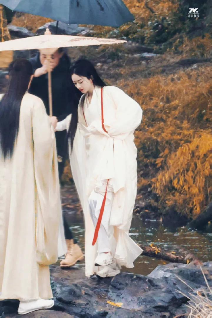 赵丽颖早期出演陈晓版神雕侠侣，撑伞出场很惊艳，还吻了陈晓