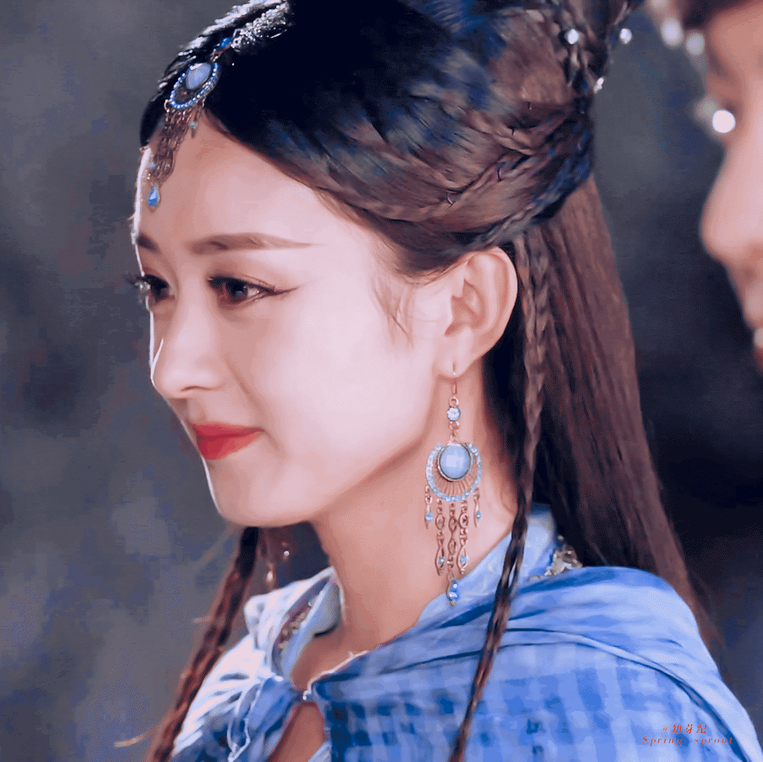 赵丽颖早期出演陈晓版神雕侠侣，撑伞出场很惊艳，还吻了陈晓