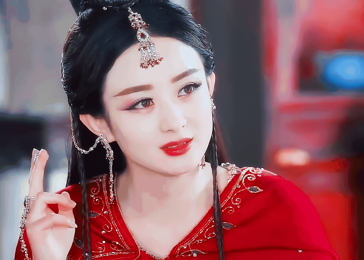 赵丽颖早期出演陈晓版神雕侠侣，撑伞出场很惊艳，还吻了陈晓