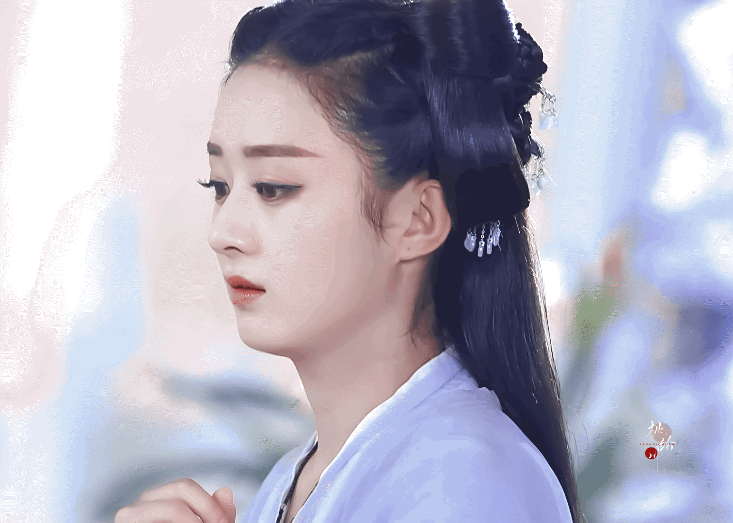 赵丽颖早期出演陈晓版神雕侠侣，撑伞出场很惊艳，还吻了陈晓