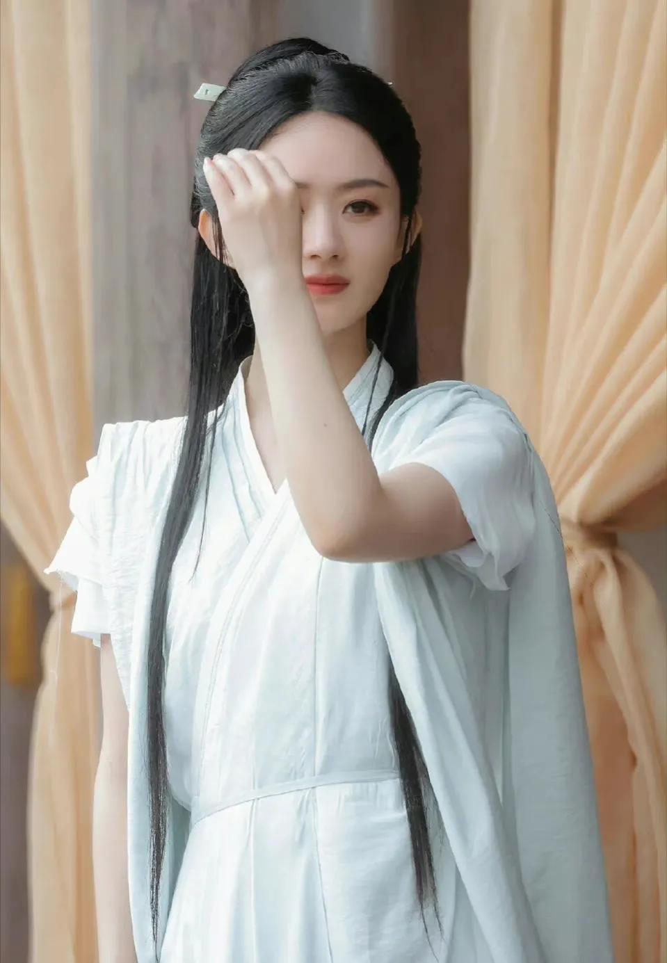 赵丽颖早期出演陈晓版神雕侠侣，撑伞出场很惊艳，还吻了陈晓