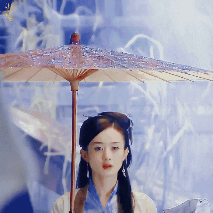 赵丽颖早期出演陈晓版神雕侠侣，撑伞出场很惊艳，还吻了陈晓