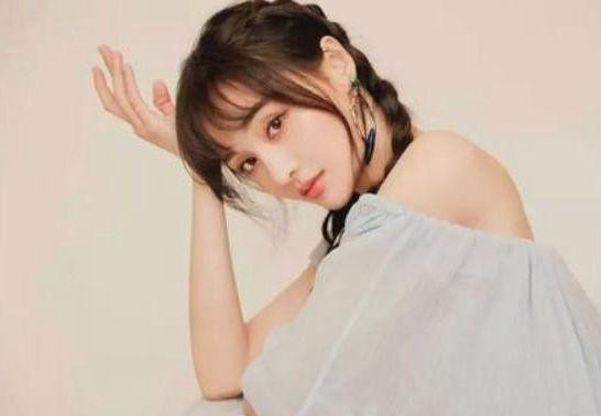 赵薇与黄有龙频传婚变（44岁赵薇现身西双版纳）