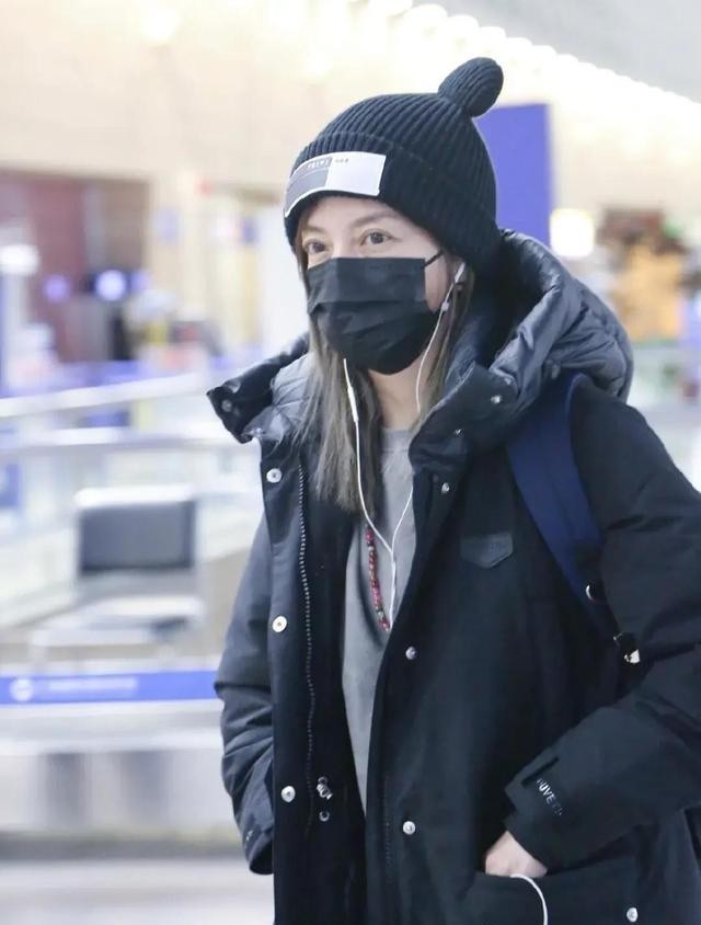 赵薇与黄有龙频传婚变（44岁赵薇现身西双版纳）