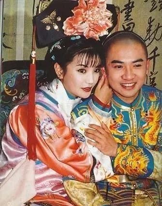 赵薇与黄有龙频传婚变（44岁赵薇现身西双版纳）