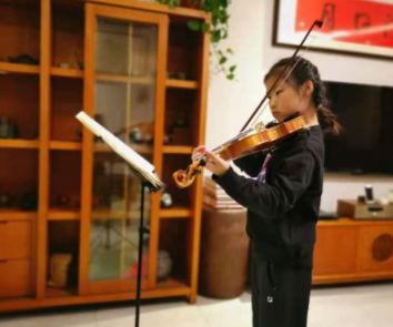 岳云鹏养女儿太阔气！送7岁岳麓玥上国际学校，一年学费就超24万