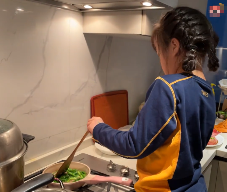 岳云鹏养女儿太阔气！送7岁岳麓玥上国际学校，一年学费就超24万