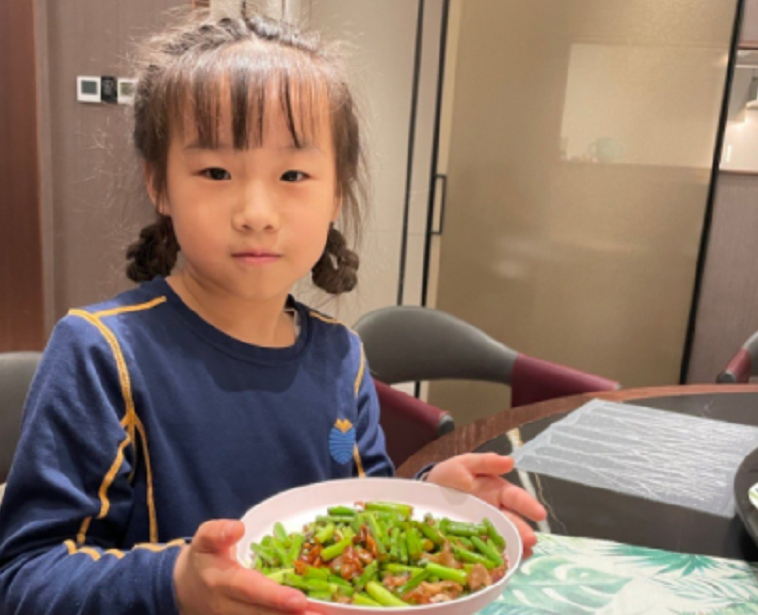 岳云鹏养女儿太阔气！送7岁岳麓玥上国际学校，一年学费就超24万