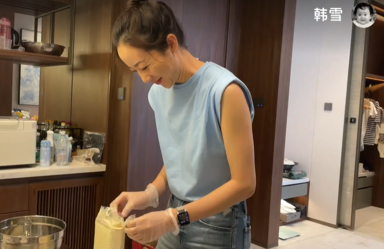 9岁女星韩雪罕见秀厨艺!满脸笑容皱纹明显,厨房杂乱工具齐全