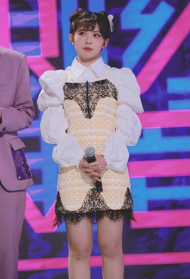 赖美云明明腿粗,但穿上30cm长的运动上衣,我以为她70斤!