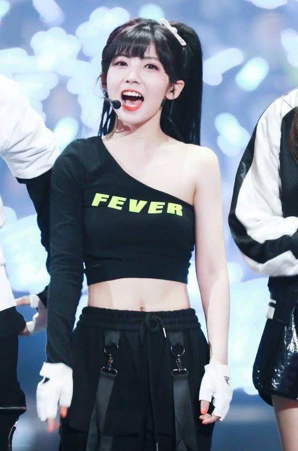 赖美云明明腿粗,但穿上30cm长的运动上衣,我以为她70斤!