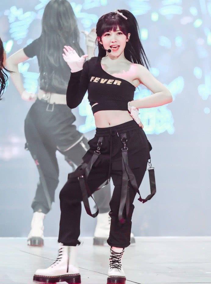 赖美云明明腿粗,但穿上30cm长的运动上衣,我以为她70斤!