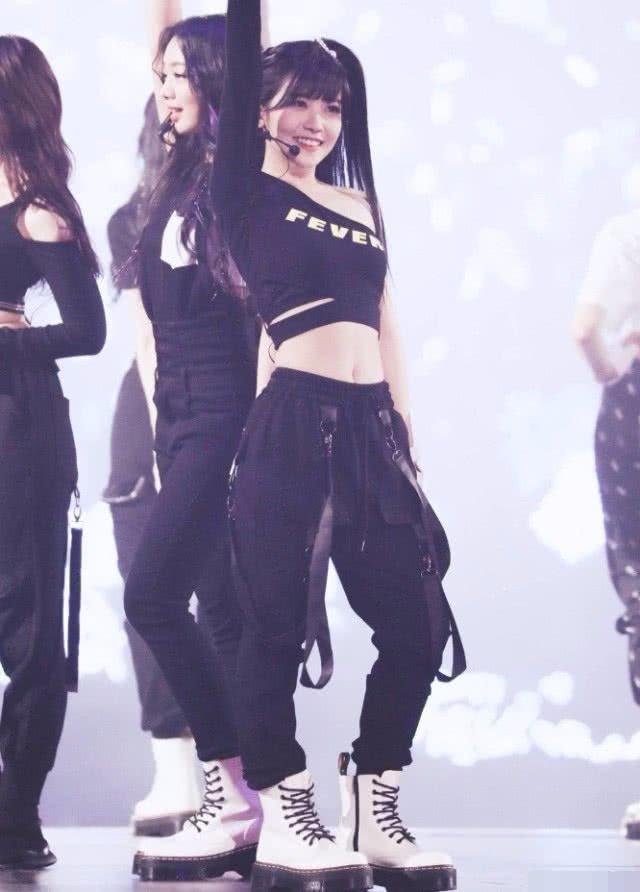 赖美云明明腿粗,但穿上30cm长的运动上衣,我以为她70斤!