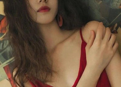 ​比起躺在冰冷的病床上，老人更需要亲人们的关爱