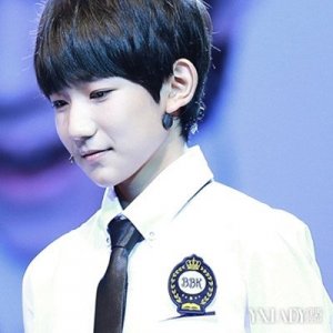 ​王源的爸爸妈妈的照片曝光 揭秘王源个人资料