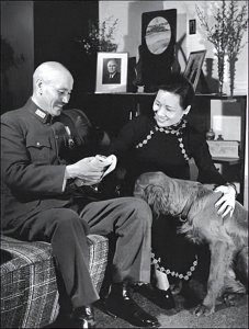 ​蒋介石的奇策：＂军中乐园＂，大兵与妓女互相摧残