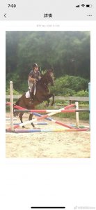 ​吴绮莉晒吴卓林旧照发文 疑回应女儿流落街头原因