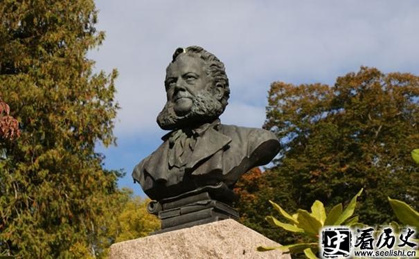 易卜生塑像