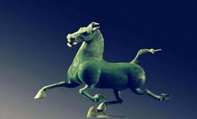 ​为什么很少人拍马踏飞燕的正面照？看到正面照后忍不住哈哈大笑