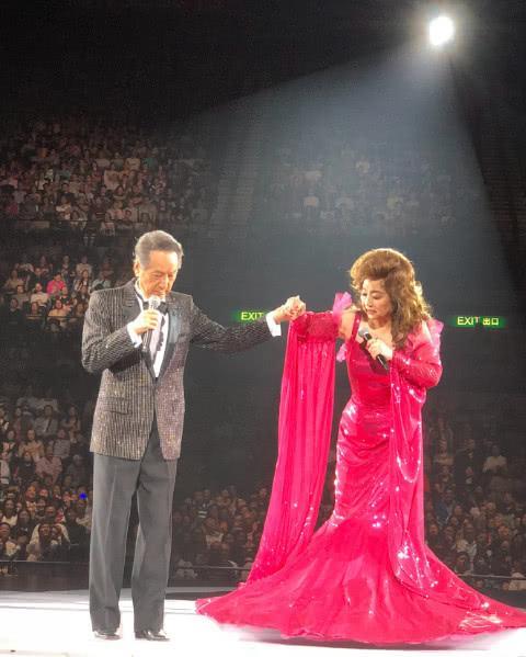 69岁歌坛天后徐小凤近照曝光，脸部松弛但风韵犹存气色超好