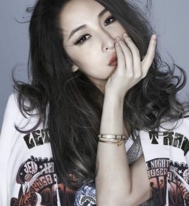 ​萧亚轩整容脸惨不忍睹，加上香肠嘴，简直无敌了，不要放弃治疗！