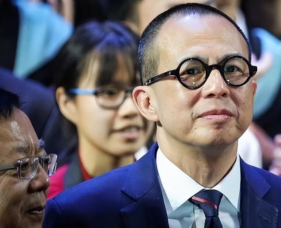 李嘉诚的个人资料及简介最新(坐拥数千亿的香港富豪,单身30多年不结婚,儿子50多岁也是单身)