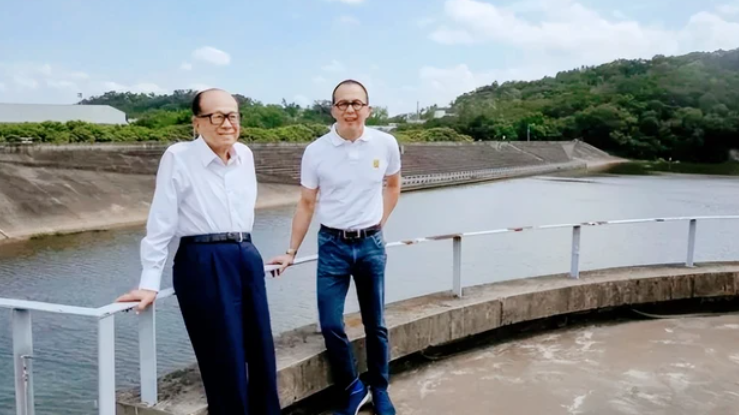 李嘉诚的个人资料及简介最新(坐拥数千亿的香港富豪,单身30多年不结婚,儿子50多岁也是单身)