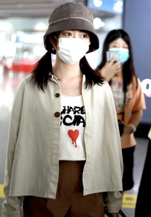 谭松韵虽然已经32岁了，但是扎俩小辫却像中学生，穿得也清纯