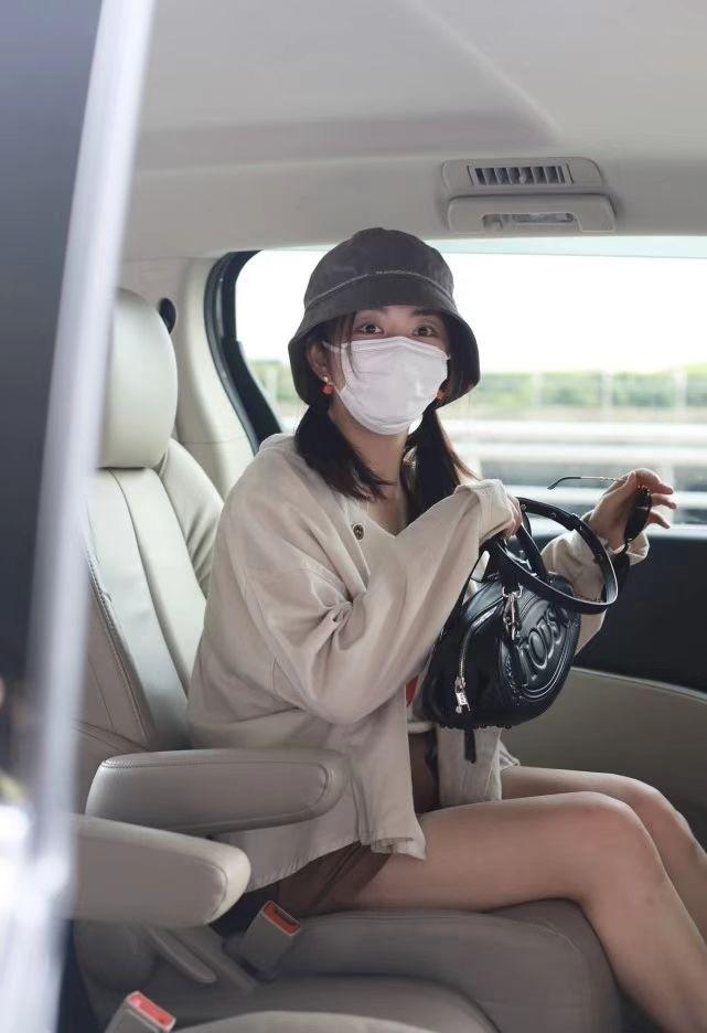 谭松韵虽然已经32岁了，但是扎俩小辫却像中学生，穿得也清纯