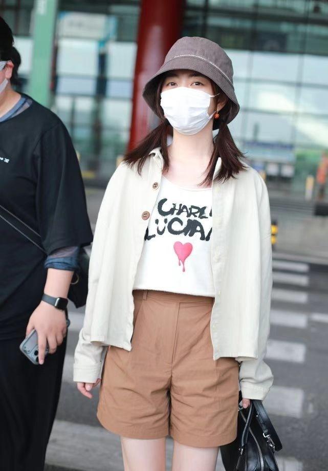 谭松韵虽然已经32岁了，但是扎俩小辫却像中学生，穿得也清纯