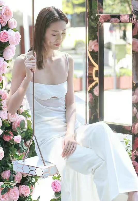 明星最新活动生图!白鹿在宝格丽活动上好惊艳,完胜刘雯张嘉倪