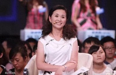 表白被拒两次，倒追老公恩爱30年无绯闻，女儿长相甜美清秀可人