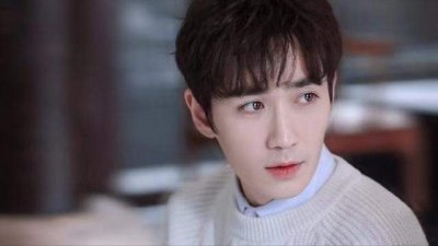 ​朱一龙豪宅自带泳池，装潢与本人一样清爽，网友：金屋藏娇竟是他