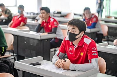 ​杜卡迪车队欢呼的人是谁 是胡通明队友吗