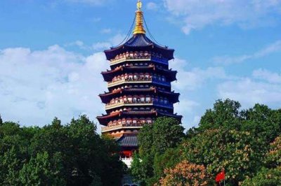 雷峰塔什么时候建的，雷峰塔下面真的压了白蛇吗