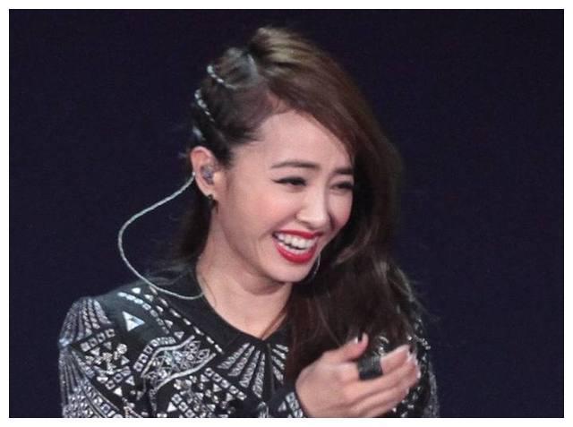 女星好不好看，咧嘴一笑就知道了，郑爽真的好可爱啊！