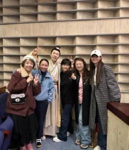 ​感情好着呢！沈梦辰到场支持杜海涛话剧开心合影