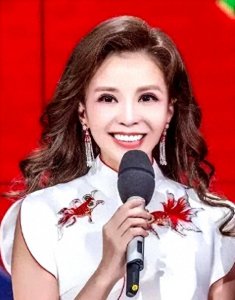 ​朱迅：人生坎坷却坚韧不屈，国庆前夕登顶泰山，书写励志传奇