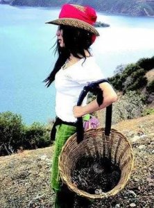 ​被称国际走婚族，遭陷害被封杀，还记得头戴大花的杨二车娜姆吗？