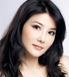 ​16岁已是“人间尤物”，被仨渣男折磨，与闺蜜暧昧，现55岁仍单身