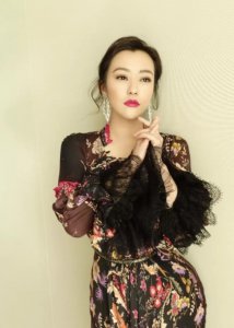 ​郝蕾老公刘烨简介（40岁郝蕾近照显发福）